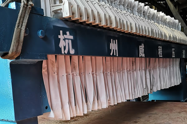 使用室內(nèi)廂式壓濾機(jī)時的注意事項(xiàng)
